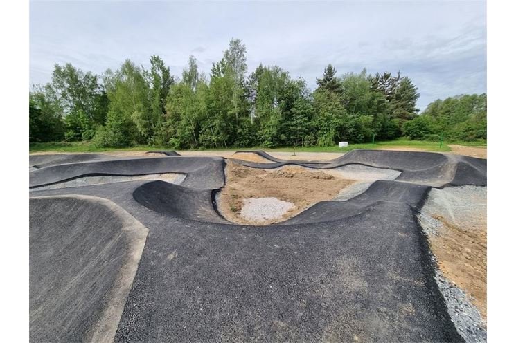 pumptrack_stavba_konec_kvetna (10)