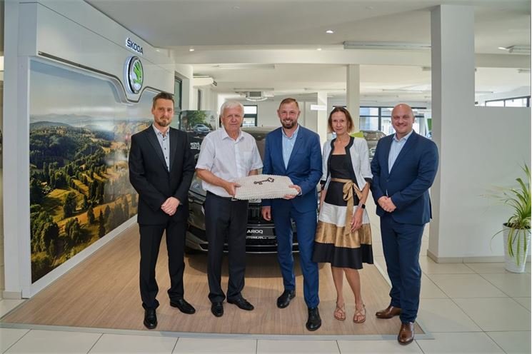 Za společnost AUTO NEJDL Klatovy symbolicky předali klíče Tomáš Nejdl a Jaroslav Nejdl (zleva) do rukou zástupců vedení Autocentra Jan Šmucler (zleva Jan Šmucler, Martina Šmuclerová, Miroslav Bláha).
Za společnost AUTO NEJDL Klatovy symbolicky předali klíče Tomáš Nejdl a Jaroslav Nejdl (zleva) do rukou zástupců vedení Autocentra Jan Šmucler (zleva Jan Šmucler, Martina Šmuclerová, Miroslav Bláha).
