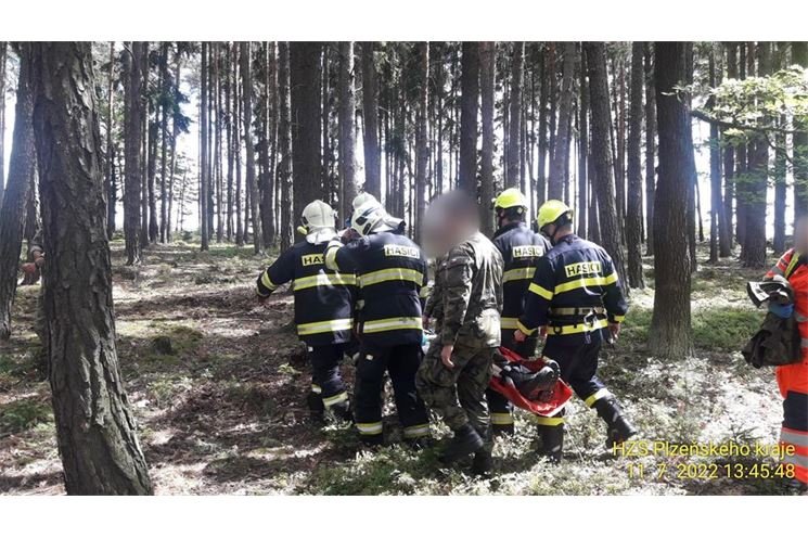 parašutisti na stromě_HZSPK (1)