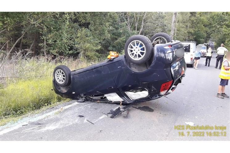 nehoda auto na střeše