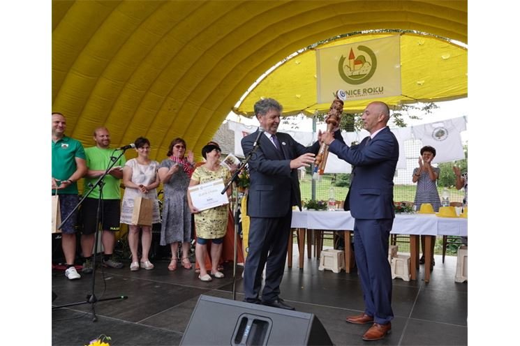 Pačejov předává žezlo Kařezu Pačejov předává žezlo Kařezu