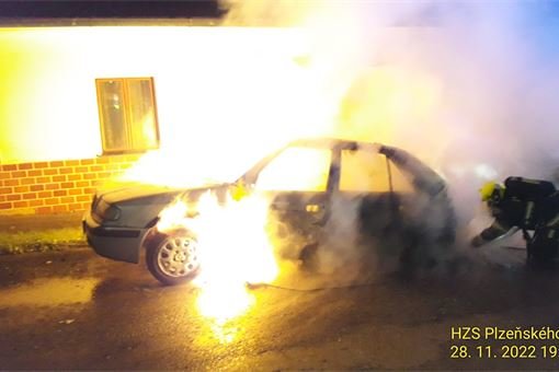 hoří auto_Řenče_1122_HZSPK (4) hoří auto_Řenče_1122_HZSPK (4)