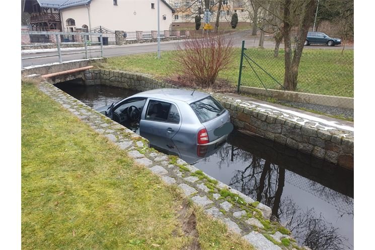 auto v náhonu Tachovsko_0123_PČR auto v náhonu Tachovsko_0123_PČR