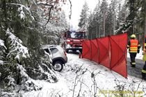 auto ve stromě_severní Plzeňsko_020223_HZSPK auto ve stromě_severní Plzeňsko_020223_HZSPK