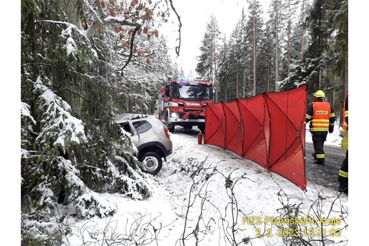 auto ve stromě_severní Plzeňsko_020223_HZSPK auto ve stromě_severní Plzeňsko_020223_HZSPK