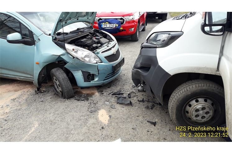 nehoda dodavka a os auto