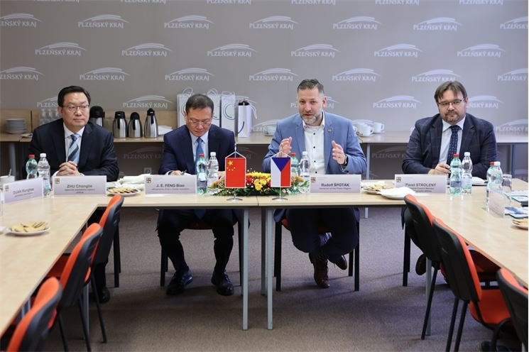Čínská delegace na jednání_KUPK Čínská delegace na jednání_KUPK