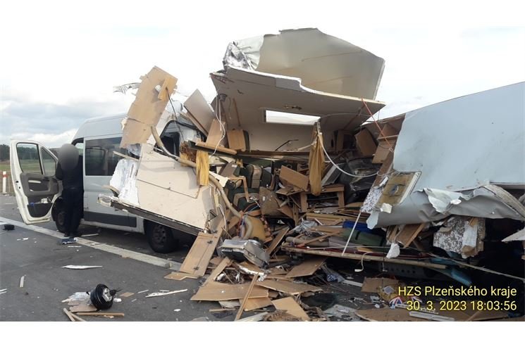 ROzbitý karavan_nehoda na D5_300323_HZSPK
