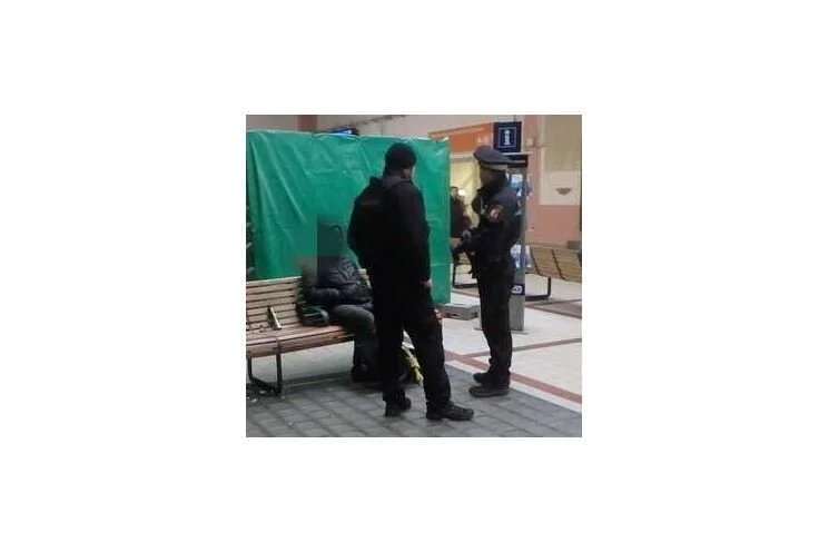 nádraží_Strážníci s mužem_MPP nádraží_Strážníci s mužem_MPP