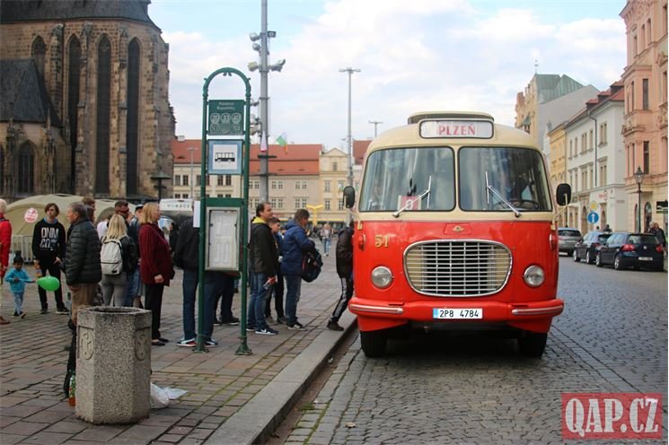 starý autobus_náměstí Plzeň_ilustrační_QAP starý autobus_náměstí Plzeň_ilustrační_QAP
