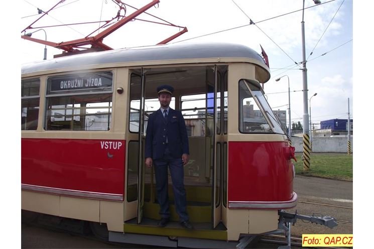 tramvaj T1 s průvodčím v dobové uniformě