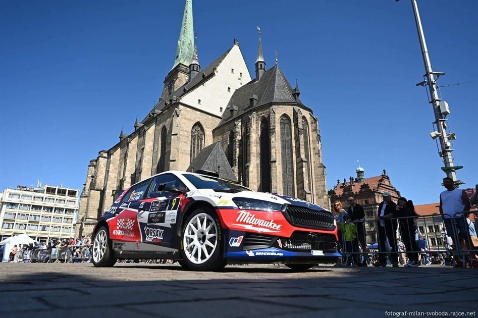Die Rallye Pilsen 2023 startet am Platz der Republik.  Fotos ansehen