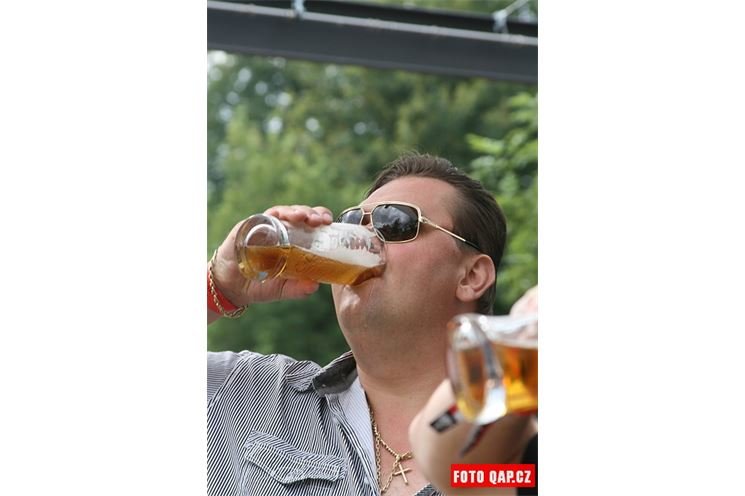 motoparty Kalikovsky Mlyn (75) - Do Martina pivo mizelo závratnou rychlostí 