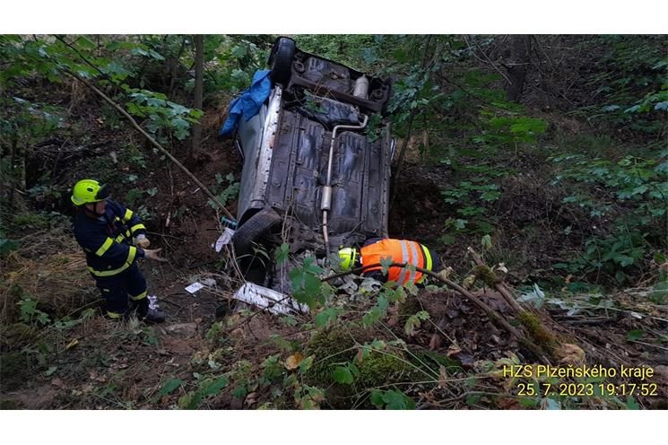 nehoda OA_auto v příkopě na střeše_250723_HZSPK2 nehoda OA_auto v příkopě na střeše_250723_HZSPK2