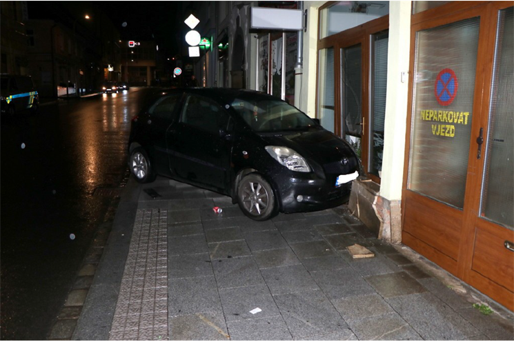 auto ve výloze_PČR auto ve výloze_PČR