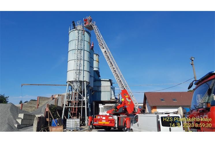 muž uvízl v sile na beton Domažlice_0823_HZSPK (6)
