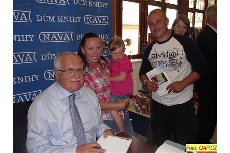 Také malá Julinka si s rodiči přišla pro podpis 