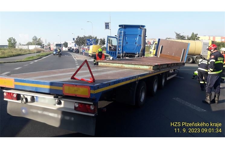 kamion obchvat Plzně_nehoda_0923_HZSPK (3)