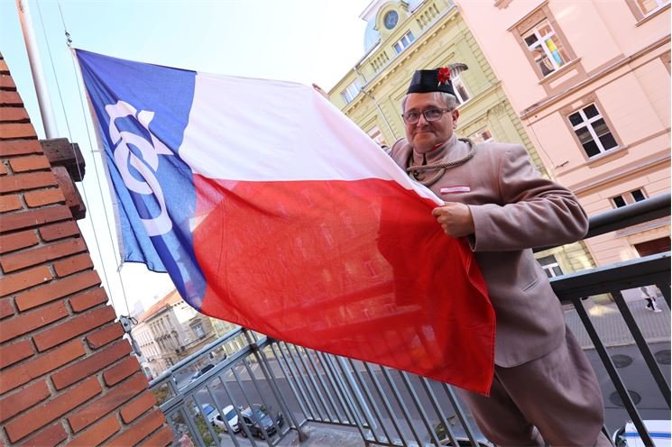 vlajka sokolská na úřadě kraje_1023_PK