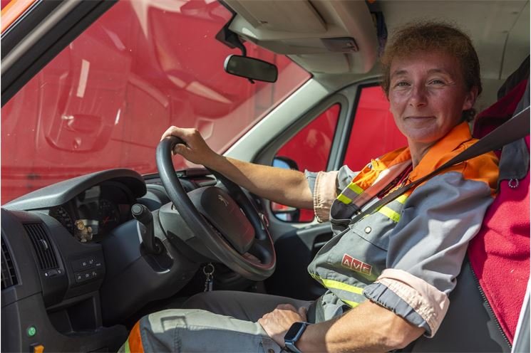  Monika Künzlová má ráda nové výzvy. „Jsme tu dobrá parta a vycházíme si vstříc. Dokonce jsem se tu naučila zacházet i s motorovou pilou,“ směje se. 
