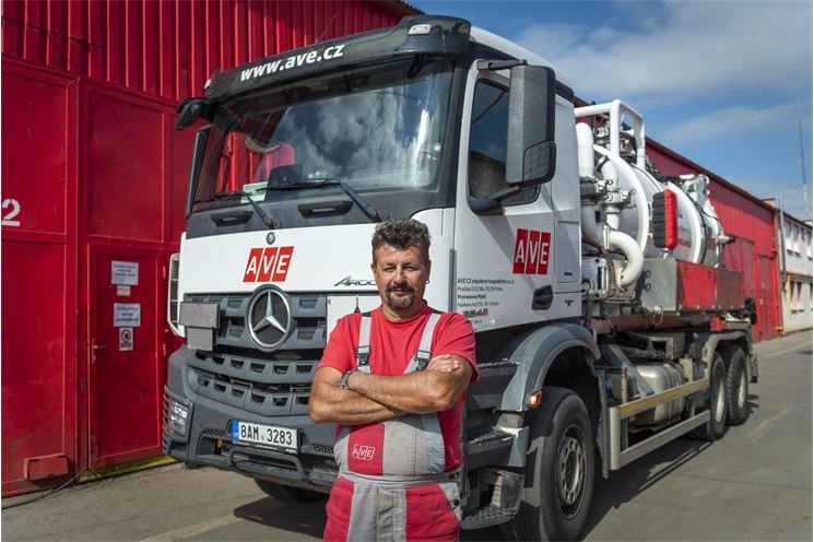 Petr Vakeš si nemůže nákladní Mercedes vynachválit „Je spolehlivý, takže se nezdržuji v se