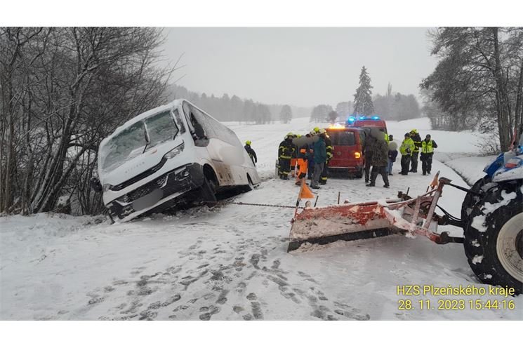 havarovaný autobus_sníh_281123_HZSPK