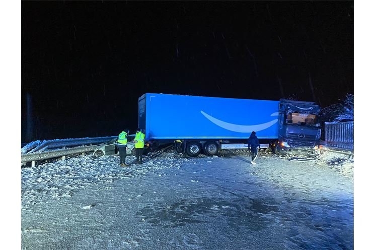 Nehoda_kamion přes silnici_sníh_PČR