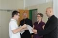 Václav Kopp přijímá certifikát z rukou ředitele Techmanie Vlastimila Voláka. 