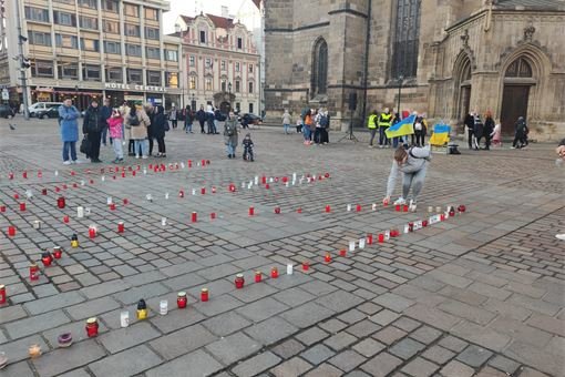 Druhé výročí ruské agrese--plzeňské náměstí svíčky_0224_Milan Svoboda (1) Druhé výročí ruské agrese--plzeňské náměstí svíčky_0224_Milan Svoboda (1)