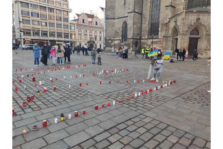 Druhé výročí ruské agrese--plzeňské náměstí svíčky_0224_Milan Svoboda (1)