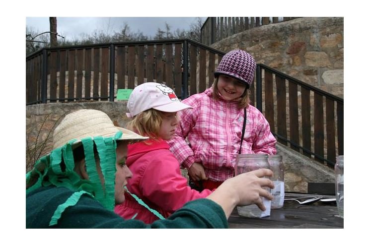 Vodní soutěže v plzeňské ZOO zkusily i 2 malé návštěvnice Lenička a Eliška