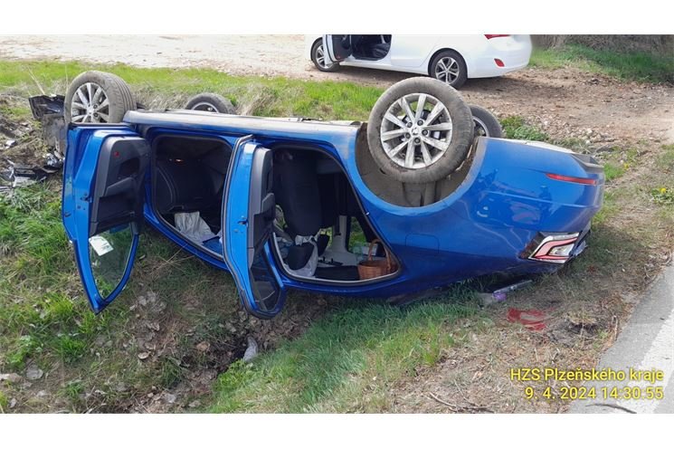 převrácené auto na střechu_HZSPK převrácené auto na střechu_HZSPK