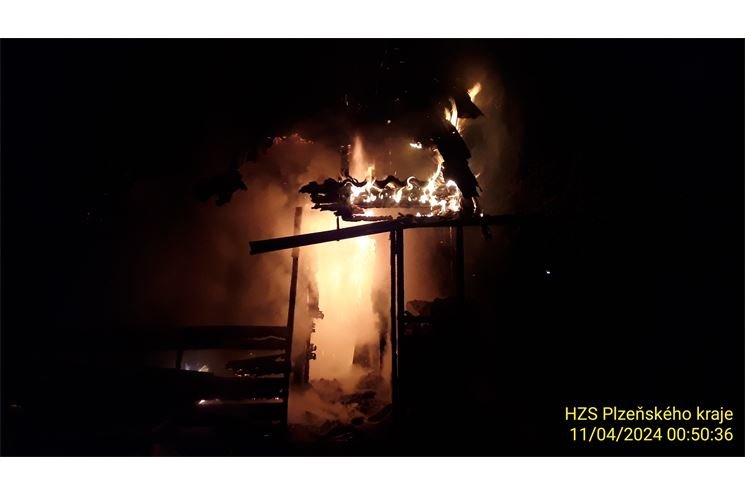 požár chaty u Boleváku0424_HZSPK (9)
