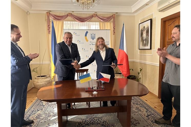 Podpis memoranda Šumava-Užansky NP. Ředitel Užanského NP Yaroslav Shukal a ředitel NP Šum Podpis memoranda Šumava-Užansky NP. Ředitel Užanského NP Yaroslav Shukal a ředitel NP Šum