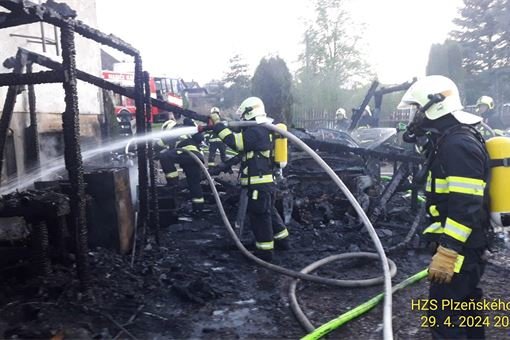 požár přístřešku u rd Kařez_0424_HZSPK (2)
