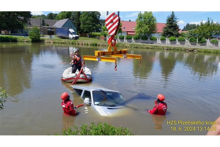 Auto ve vodě_Benešovice_180624_HZSPK1