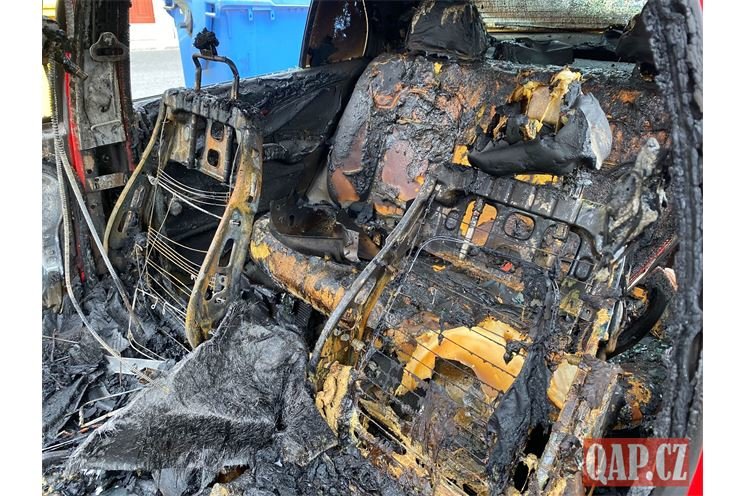 Požár auto Plzen Hradistě foto QAP (7)