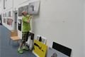 Zaměstnanec Techmanie Jan Honomichl při instalaci grafických panelů