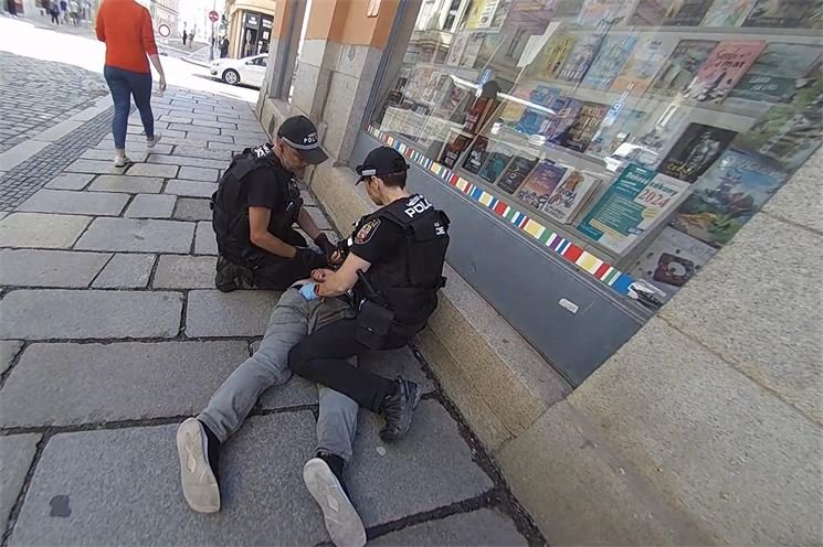 strážníci zpacifikovali opilce_0924_MPP