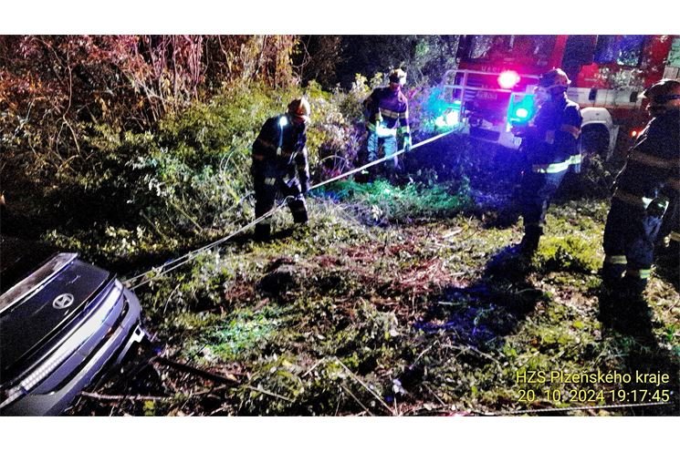 Auto přeplavalo rybník Tachovsko_1024_HZSPK (4)