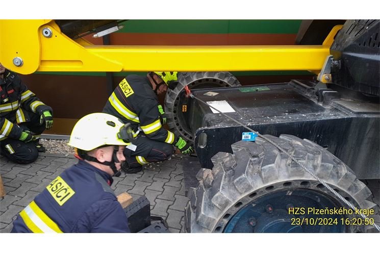 vyproštění mobilní plošiny Plzeň_1024_HZSPK (3)