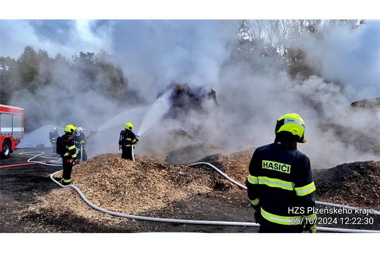 požár slkladu štěpky Horní Bříza_1024_HZSPK (1) požár slkladu štěpky Horní Bříza_1024_HZSPK (1)