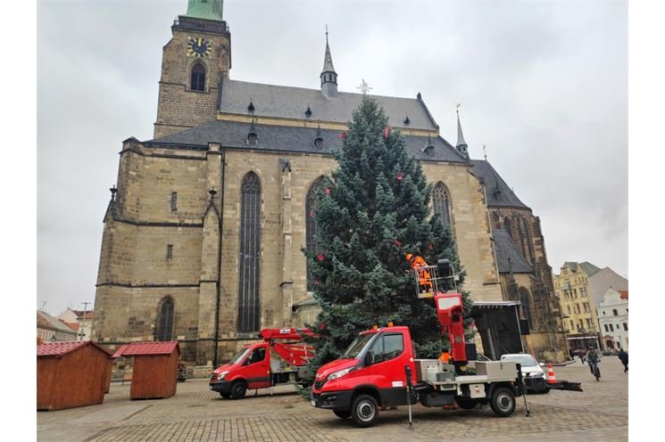Vánoční strom Plzeň zdobení_1124_Milan Svoboda (2)