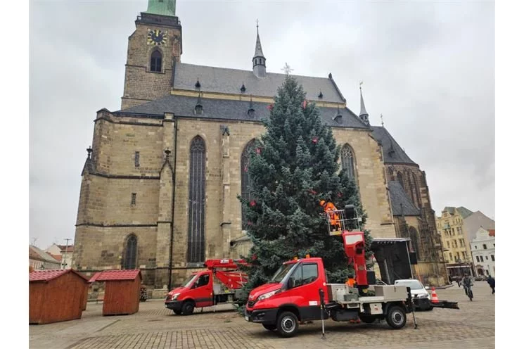Vánoční strom Plzeň zdobení_1124_Milan Svoboda (2)