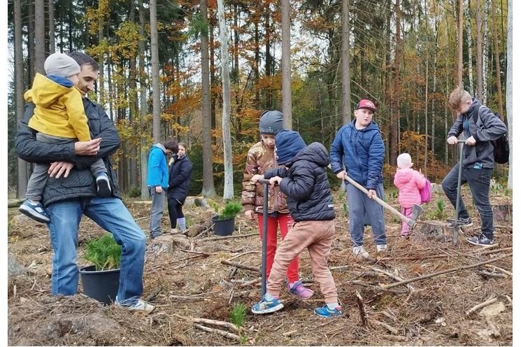 Lidé vysázeli tisíce stromů na Doubravce_SVSMP (4) Lidé vysázeli tisíce stromů na Doubravce_SVSMP (4)