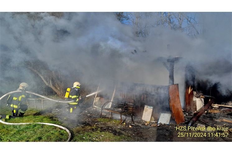 požár chaty Starý Plzenec_1124_HZSPK (4)