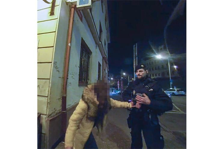 opilá žena uhodila strážníka_1224_MPP