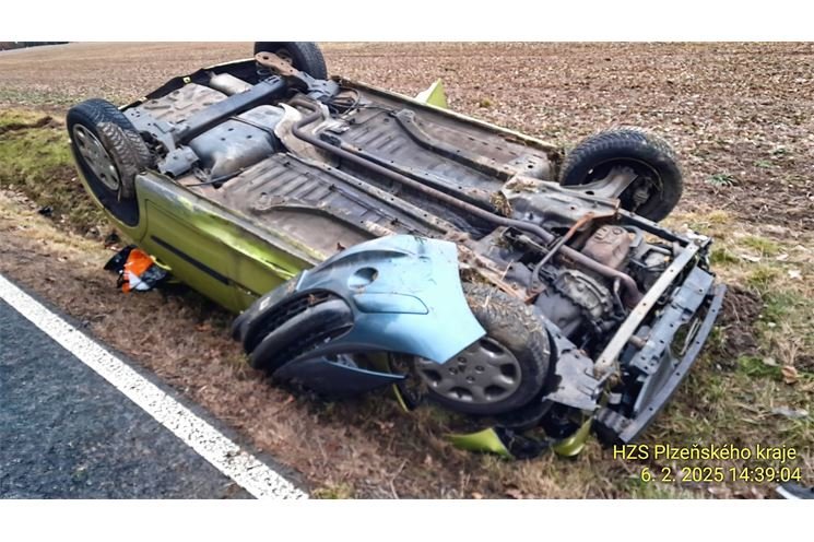 Auto skončilo na střeše_0225_HZSPK (1)