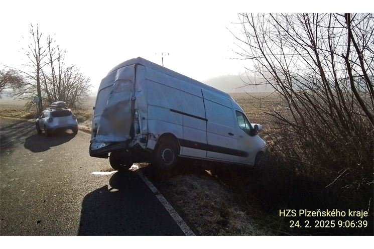 Střet dodávky a vlaku Domažlice_0225_HZSPK, PČR (5)