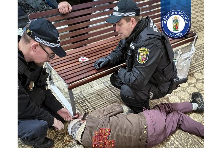 Policie pomohla zraněnému muži_MMP Policie pomohla zraněnému muži_MMP